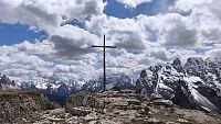 Vrcholový kříž Monte Piana. Dolomity - výstup na Monte Piano.