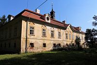Ptenín, jižní křídlo zámku Zámek Ptenín.