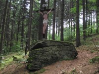 vrchol křížové cesty Křížová cesta z železničních pražců (z Potůčníku ke kapli sv. Anny)