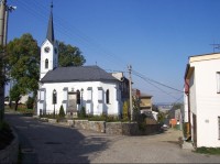 Vršovice: Pohled na obec, kostelík propojený s okolními domy (požární zbrojnicí), uličky Vršovice